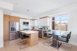 New and Modern 4BR Townhome - Rooftop and Garage