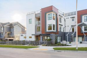 New and Modern 4BR Townhome - Rooftop and Garage