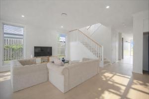 3 Lounges 5 Beds with Ducted Air condition Modern and Convenient