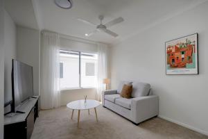 3 Lounges 5 Beds with Ducted Air condition Modern and Convenient