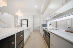 3 Lounges 5 Beds with Ducted Air condition Modern and Convenient