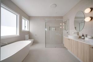 3 Lounges 5 Beds with Ducted Air condition Modern and Convenient