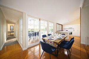 Bayside Queenslander High Ceilings Family-friendly