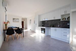Budget Private Suite with Kitchen Ensuite and AC