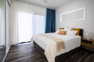 Walk to Mall and Train Private Suite Kitchen and AC
