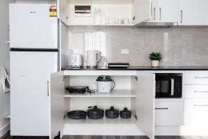 Walk to Mall and Train Private Suite Kitchen and AC