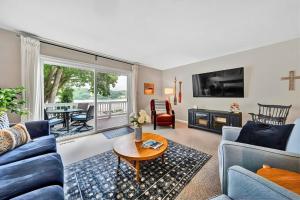 Lakefront Moneta Home with Kayaks and Dock