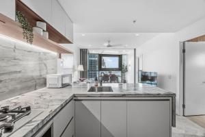 Luxury 54F Skyline Apt Iconic Queens Wharf 1BR