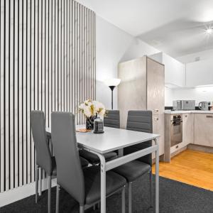 Modern 2 Bedroom Apartment - City Center - Kings Bed - Netflix 81U