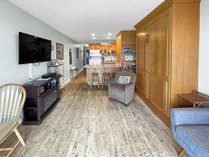 Deluxe Ground Floor Beachfront Condo Suite - Pool and Sauna