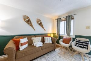 Stroll to Slopes, Village Area, Ski in-out MtLodge 294