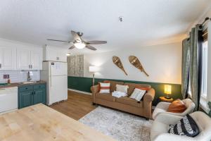 Stroll to Slopes, Village Area, Ski in-out MtLodge 294