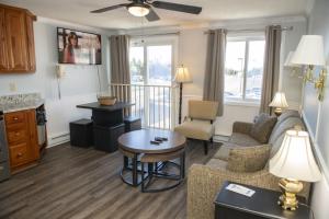 Snowshoe Ski-InSki-Out Steps to Ballhooter Lift Mountain Lodge Condo