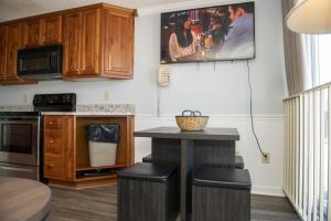 ML 343 Ski-InOut Island Kitchen Steps to Ballhooter Sleeps 6