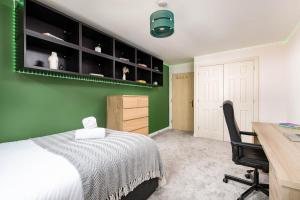 NEW Central & Homely Flat-Parking-By FabAccommodation