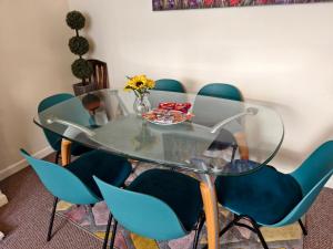 4 bed rooms 5 double beds holidays house near train station