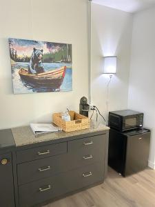 Boutique Studio with Jetted Tub Walk to Town