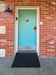 Boutique Studio with Jetted Tub Walk to Town