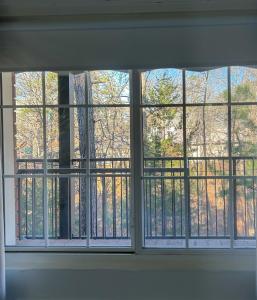 Boutique Studio with Jetted Tub Walk to Town