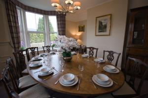 Central Bakewell, Sleeps 12, Parking for 4 or 5 Cars, Family & Dog Friendly