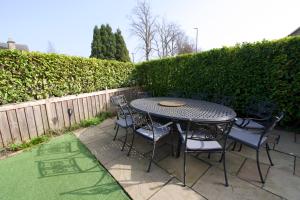 Central Bakewell, Sleeps 12, Parking for 4 or 5 Cars, Family & Dog Friendly