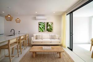 New Stylish 2BR Villa Walk to Beach Pool