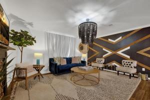 Poplar Place Mod with Hot Tub - 1 mi to Main Street