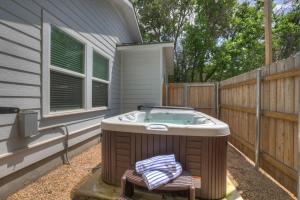 The Grove E with Hot Tub & King Bed - 2 blks to Main