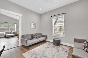 The Grove E with Hot Tub & King Bed - 2 blks to Main