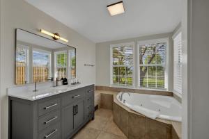 River Oaks Retreat with Hot Tub