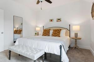 The Point Serene Hill Country Views with Pool & Hot Tub
