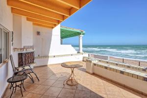 Cozy Beachfront Condo Las Olas II 10