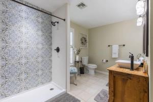 Downtown Bliss: Hot Tub
