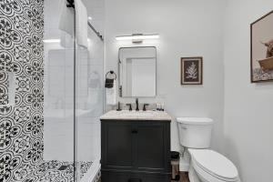 Evergreen Escape wHot-tub 5 Min to Downtown!