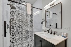 Evergreen Escape wHot-tub 5 Min to Downtown!