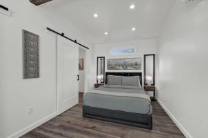 Evergreen Escape wHot-tub 5 Min to Downtown!