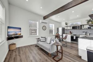 Evergreen Escape wHot-tub 5 Min to Downtown!