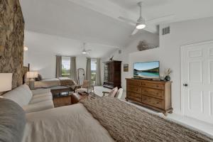 Grasslands Pool Hot Tub Hill Country Views