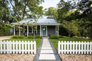 Creeks Edge Peaceful Retreat with Firepit