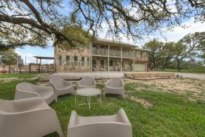 Grasslands Pool Hot Tub Hill Country Views