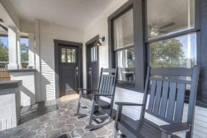 Brand New Private Pool and Hot-Tub Near Main!