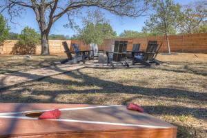 Brand New Private Pool and Hot-Tub Near Main!