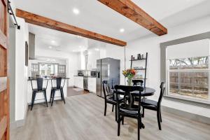 Brand New Private Pool and Hot-Tub Near Main!