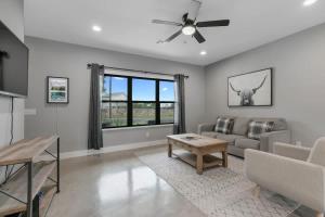 Luxury Home 3blck from Main St with FirePit