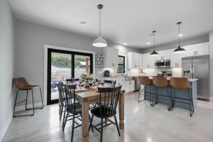 Luxury Home 3blck from Main St with FirePit