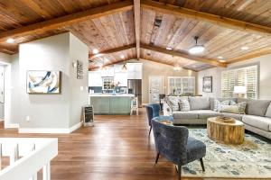 Luxury on Lake LBJ with Hot Tub Firepit & Boat Slip