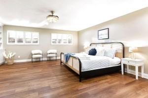 Luxury on Lake LBJ with Hot Tub Firepit & Boat Slip