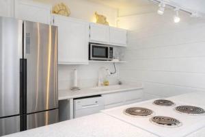 Warm Vibes 5 mins to Beach Cool Retro Feel home