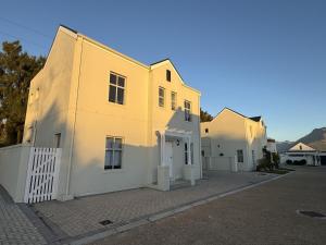 Villa Lyón - 4 Bed 4 Bath in residential Security Estate