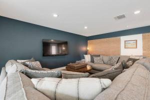 Gorgeous Home with Grill 5Min from MainSt!